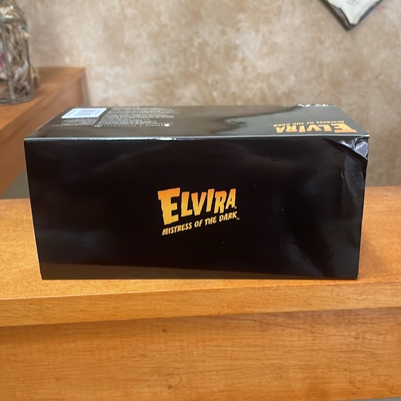 Mistress of the Dark Elvira’s Macabre Mobile Figurine - Picture 3 of 12